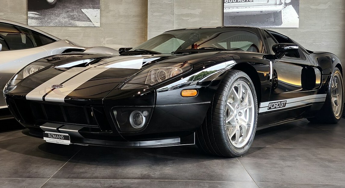 Side view of Black Ford Gt