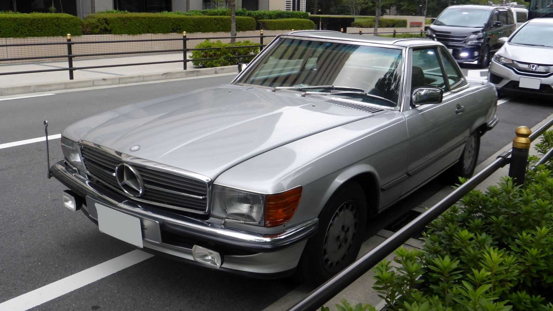 File:Mercedes-Benz 560SL (R107) front.JPG