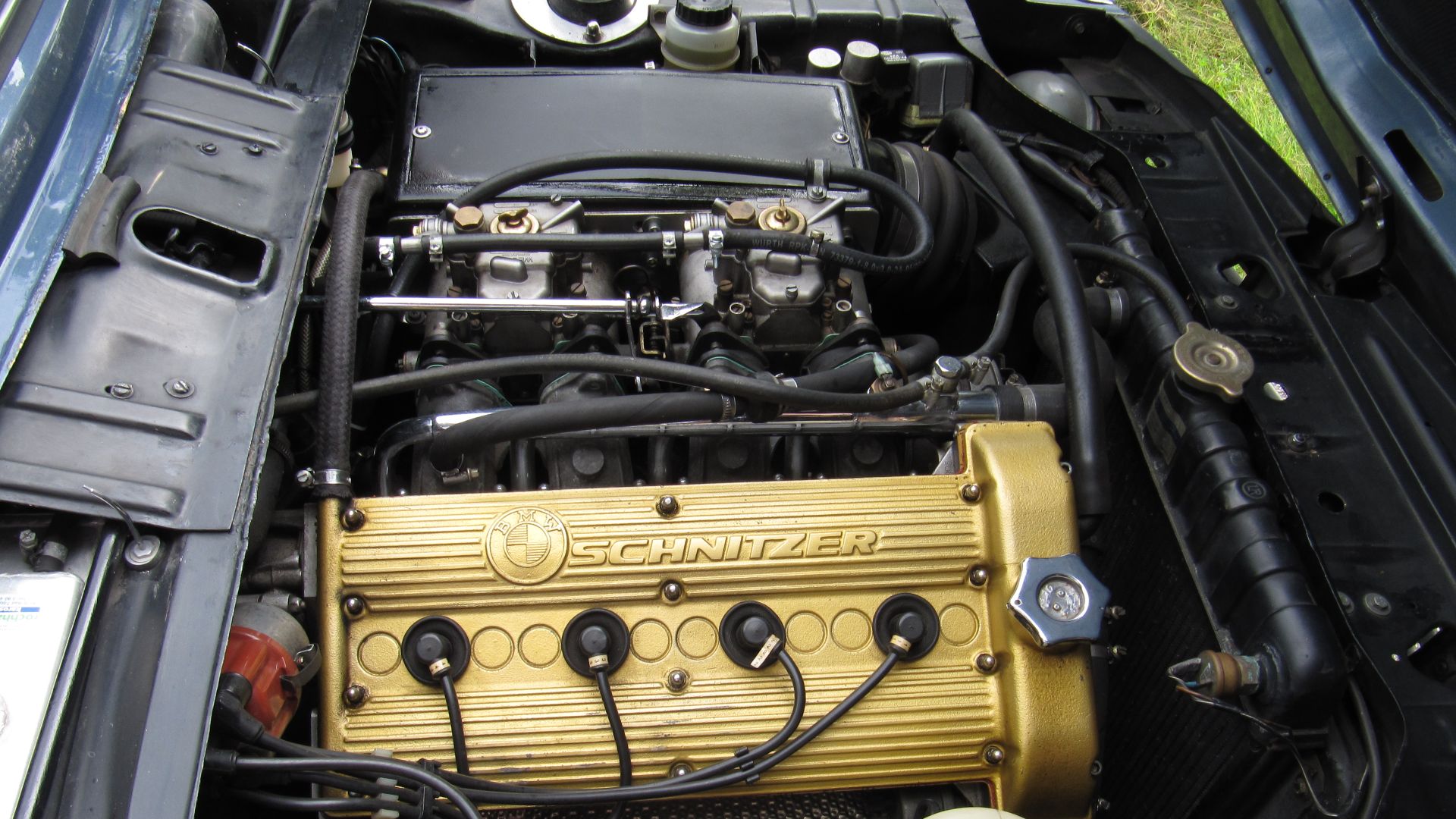 File:BMW M10 Schnitzer 16 Ventiler im BMW 2002.jpg