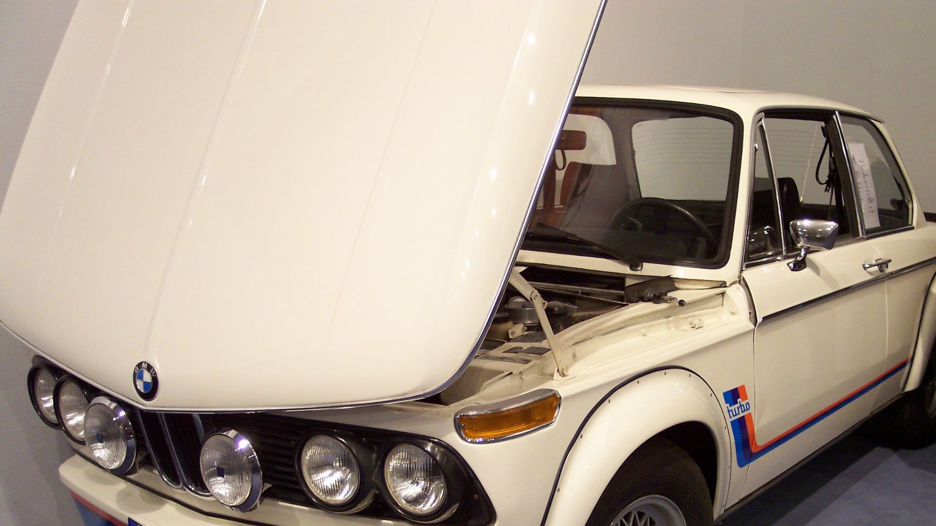 File:BMW 2002 turbo white vl TCE.jpg