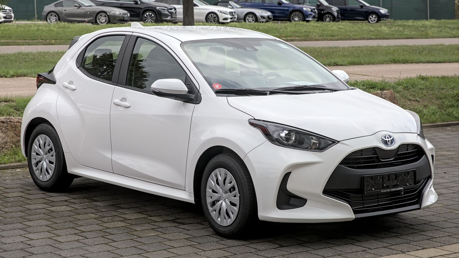 File:Toyota Yaris Hybrid (XP210) 1X7A0353.jpg