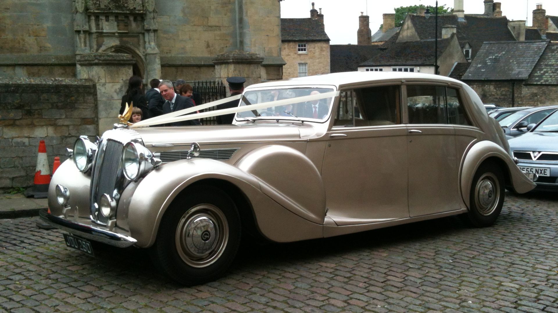 File:Daimler DE36 All Saints' Place, Stamford.jpg