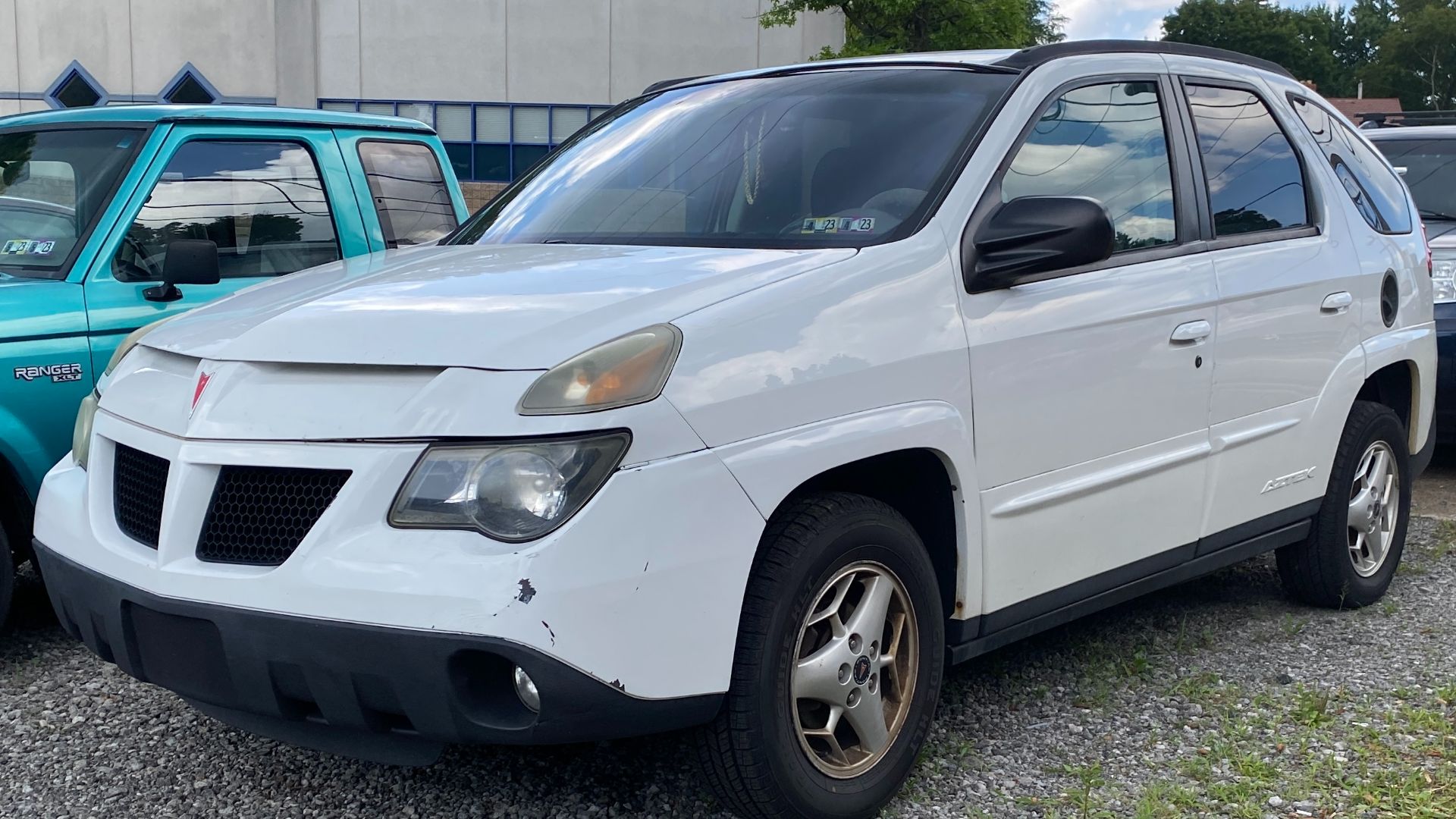 File:2004 Pontiac Aztek FWD in Summit White, front left, 07-22-2022.jpg