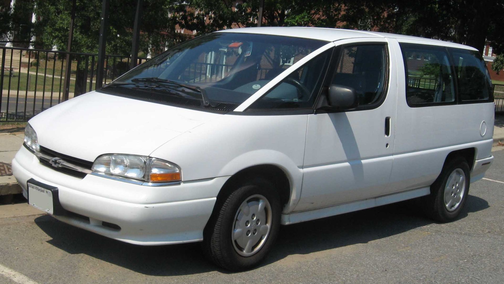 File:94-96 Chevrolet Lumina APV.jpg