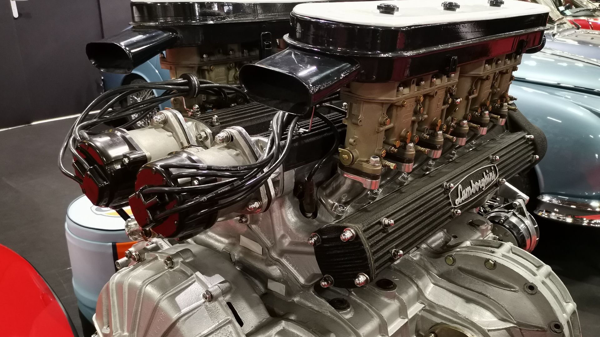 File:Moteur de lamborghini Miura.jpg