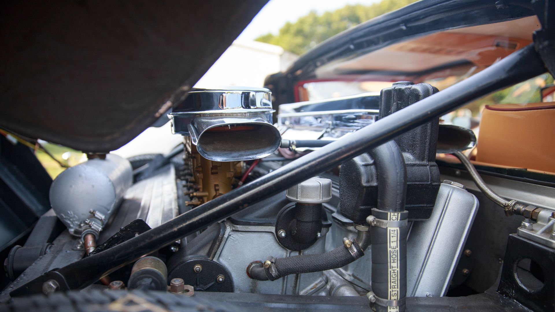 File:Lamborghini Miura P400 S in Red over Gold, engine right side.jpg