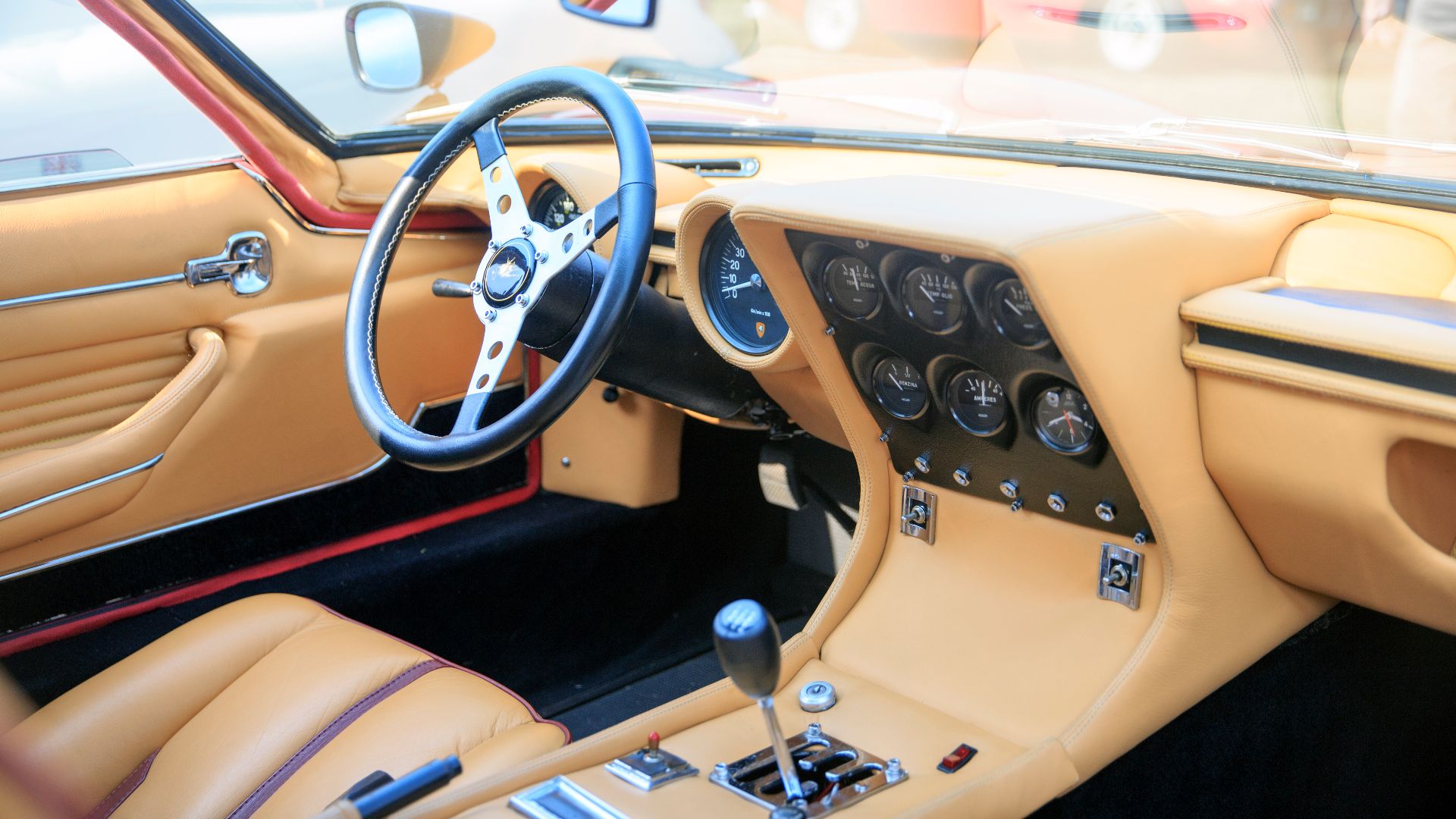 File:Lamborghini Miura P400 S in Red over Gold, interior right.jpg