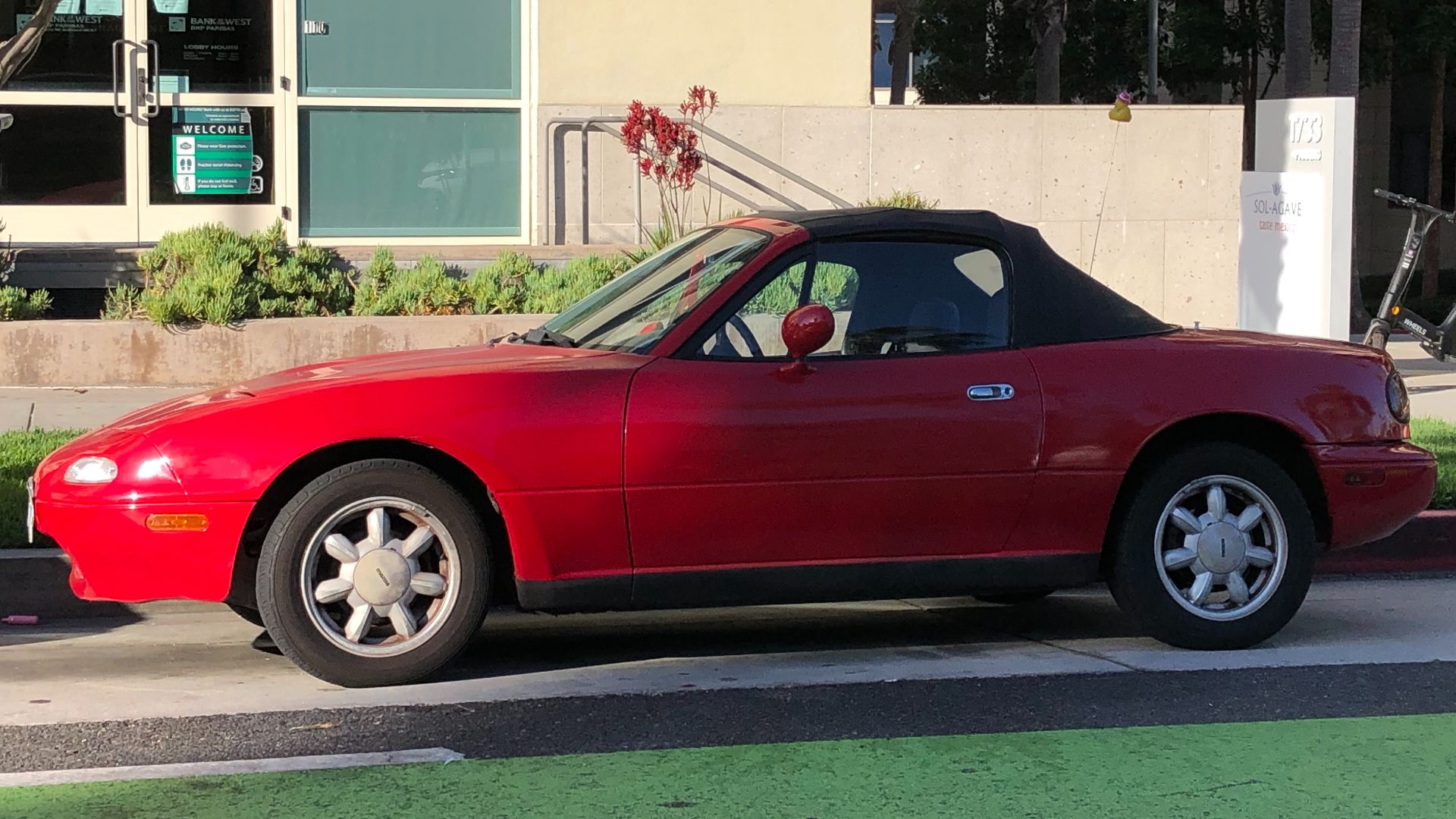 File:1989–1997 Mazda MX-5 Miata.jpg