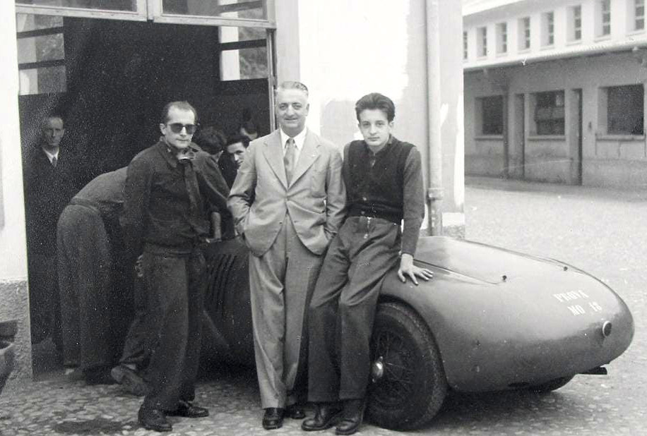 Enzo (center), Dino (right) and Nando (left, sunglasses) with Ferrari 125 S in 1947.
