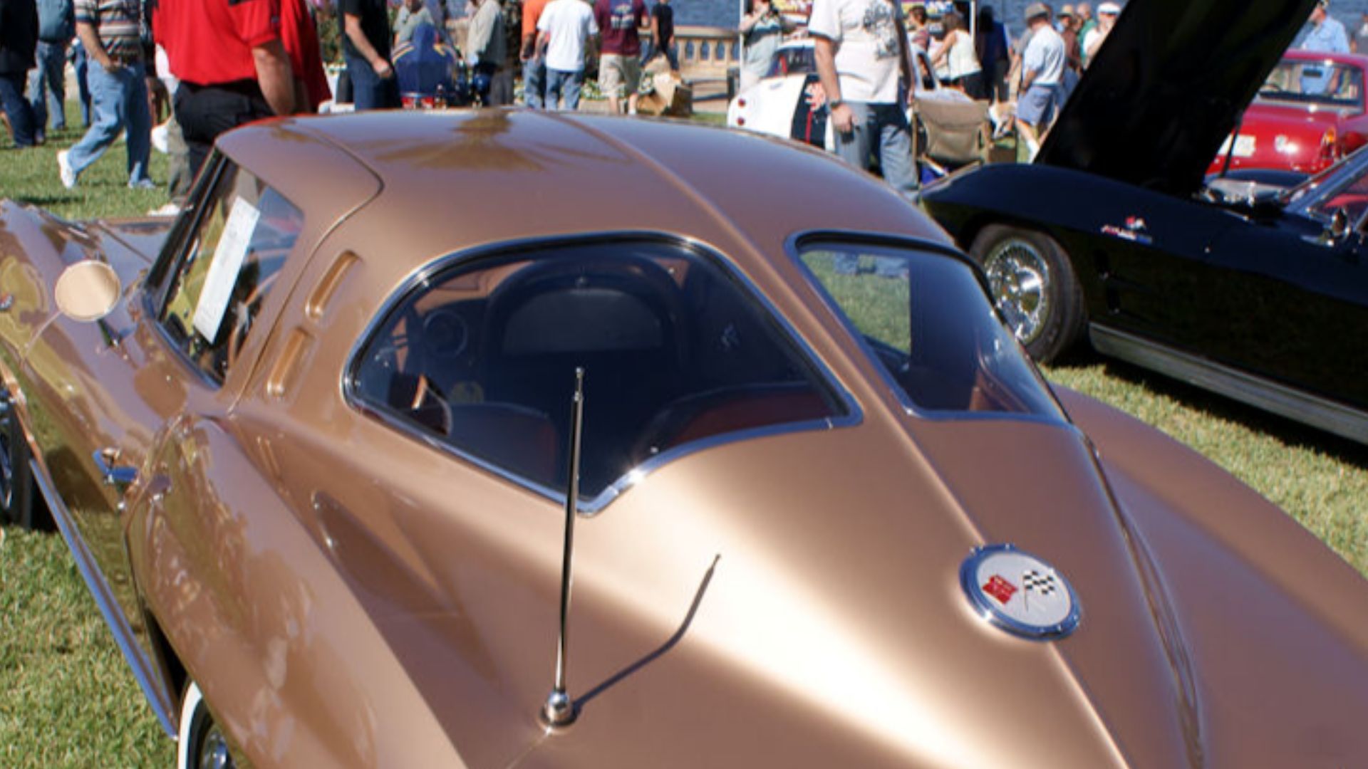 File:Chevrolet Corvette 1963 Split-Window gold LSideRear Lake Mirror Cassic 16Oct2010 (14854302016).jpg