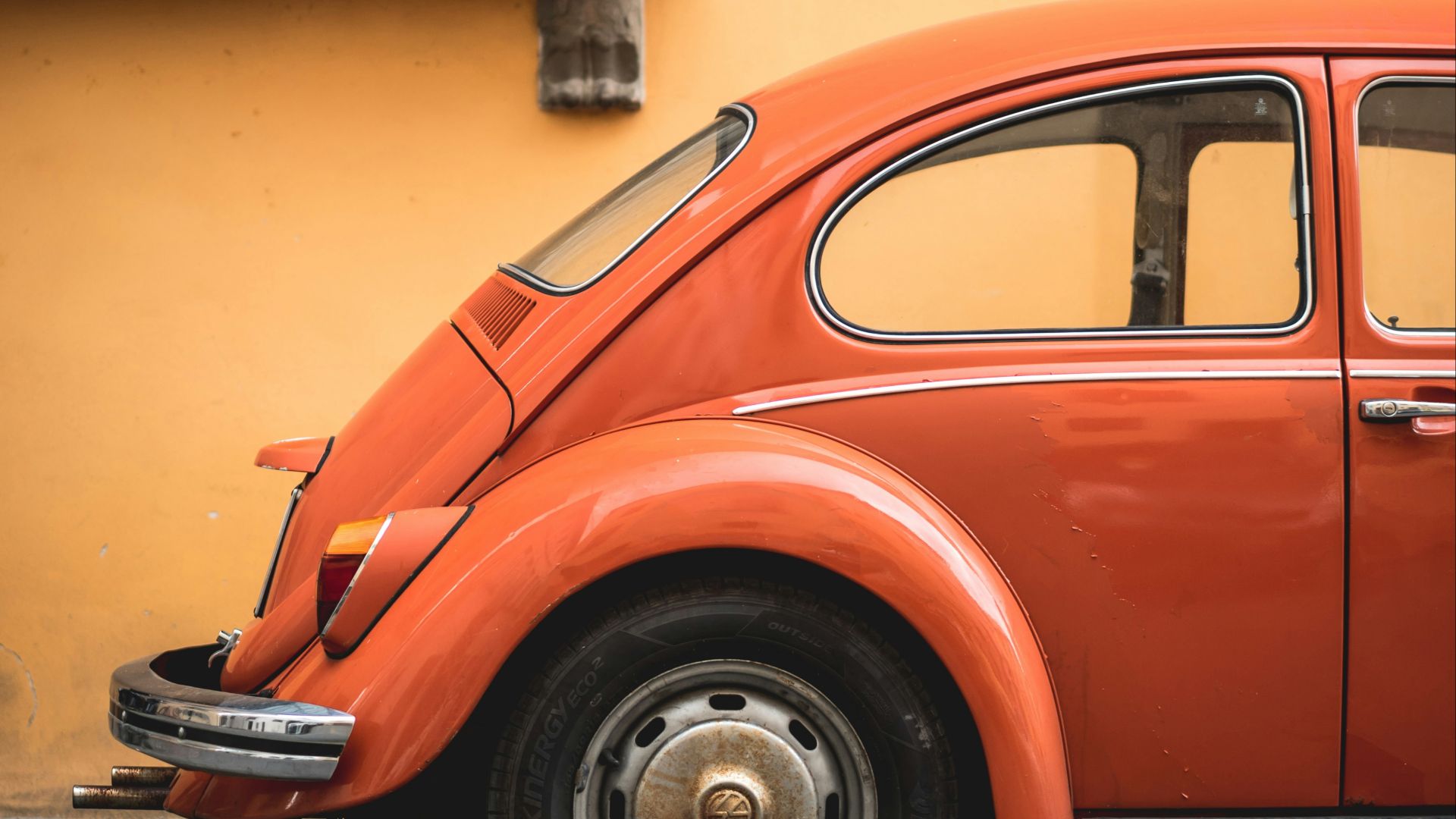 shallow focus photo of orange Volkswagen Beetle