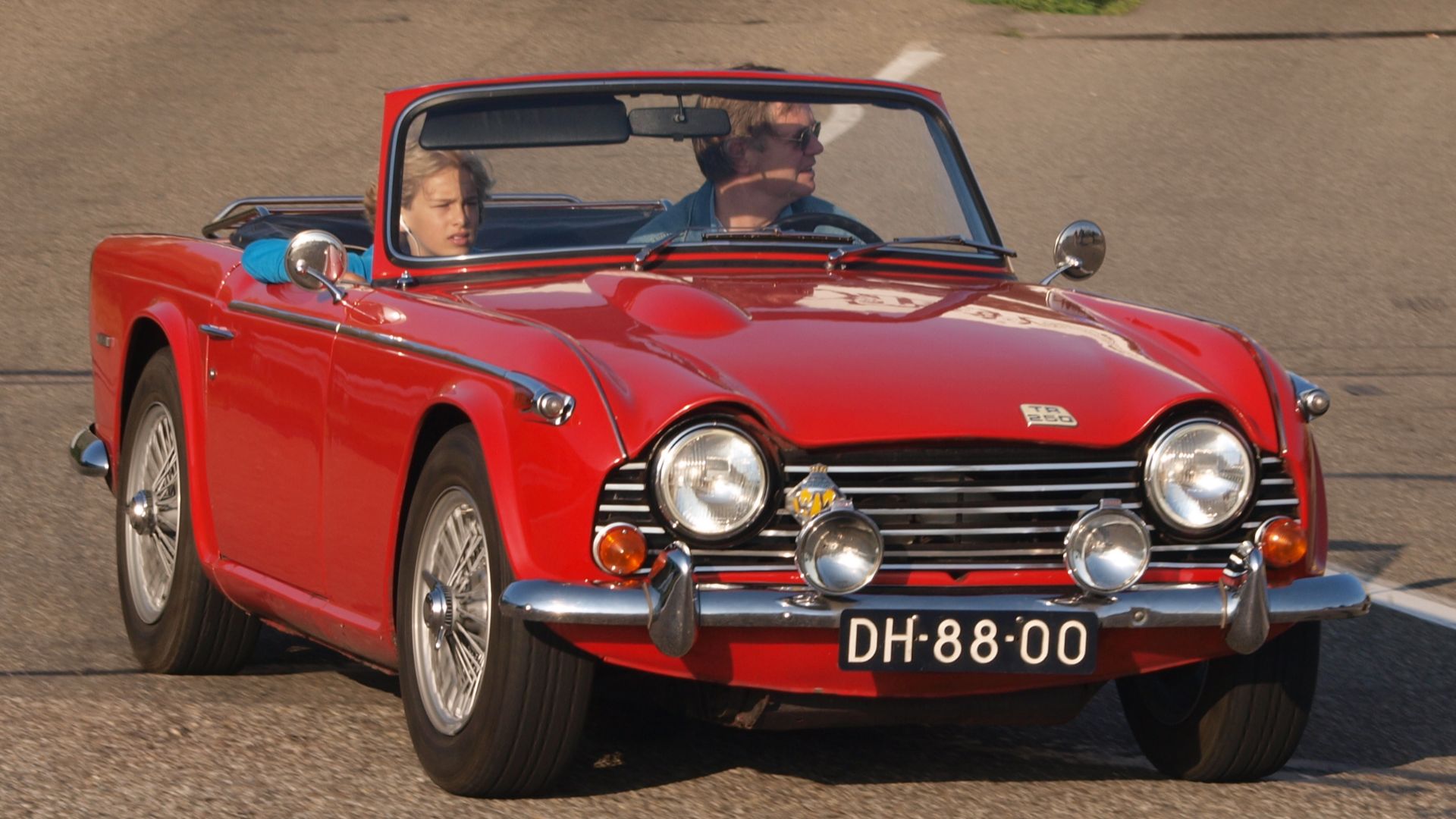 File:Triumph TR250 dutch licence registration DH-88-00-.JPG