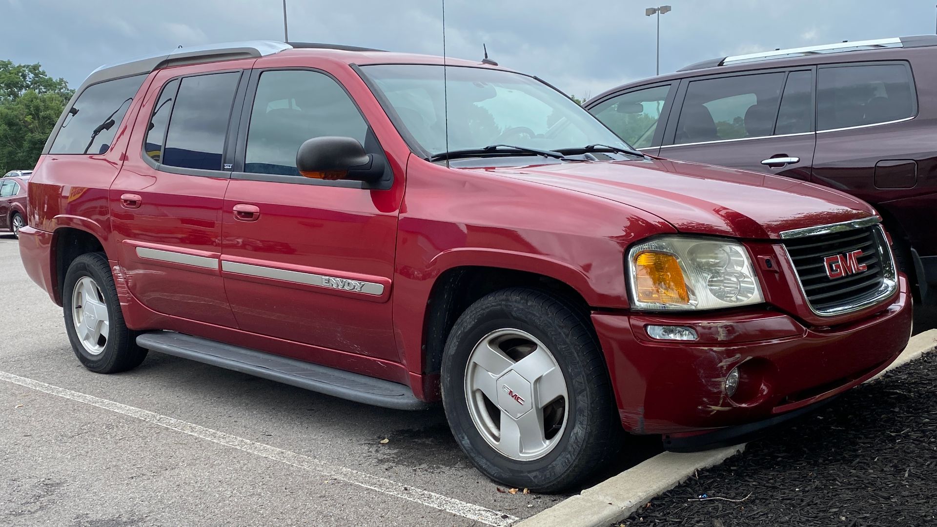 File:2004 GMC Envoy XUV SLE in Magnetic Red Metallic, front right, 07-27-2022.jpg