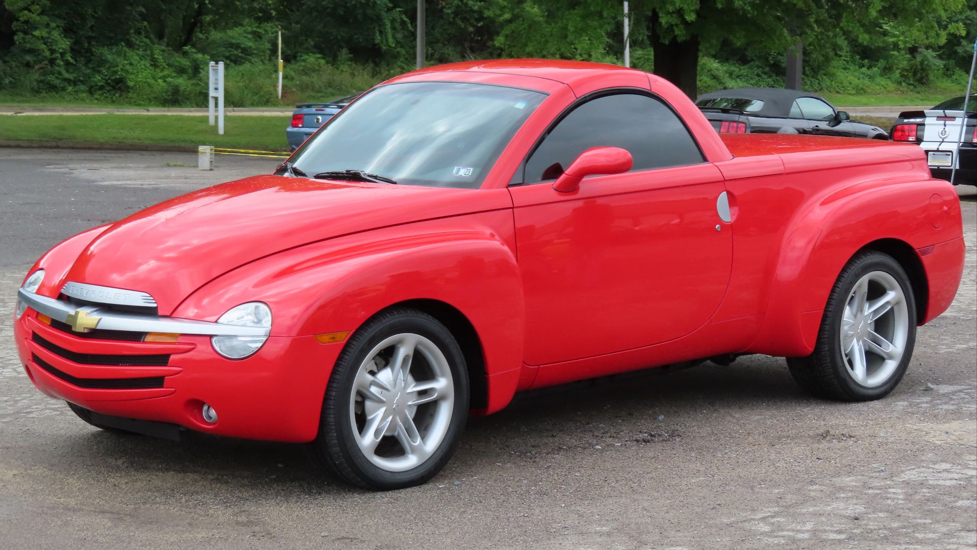 File:2004 Chevrolet SSR, front left, 07-02-2023.jpg