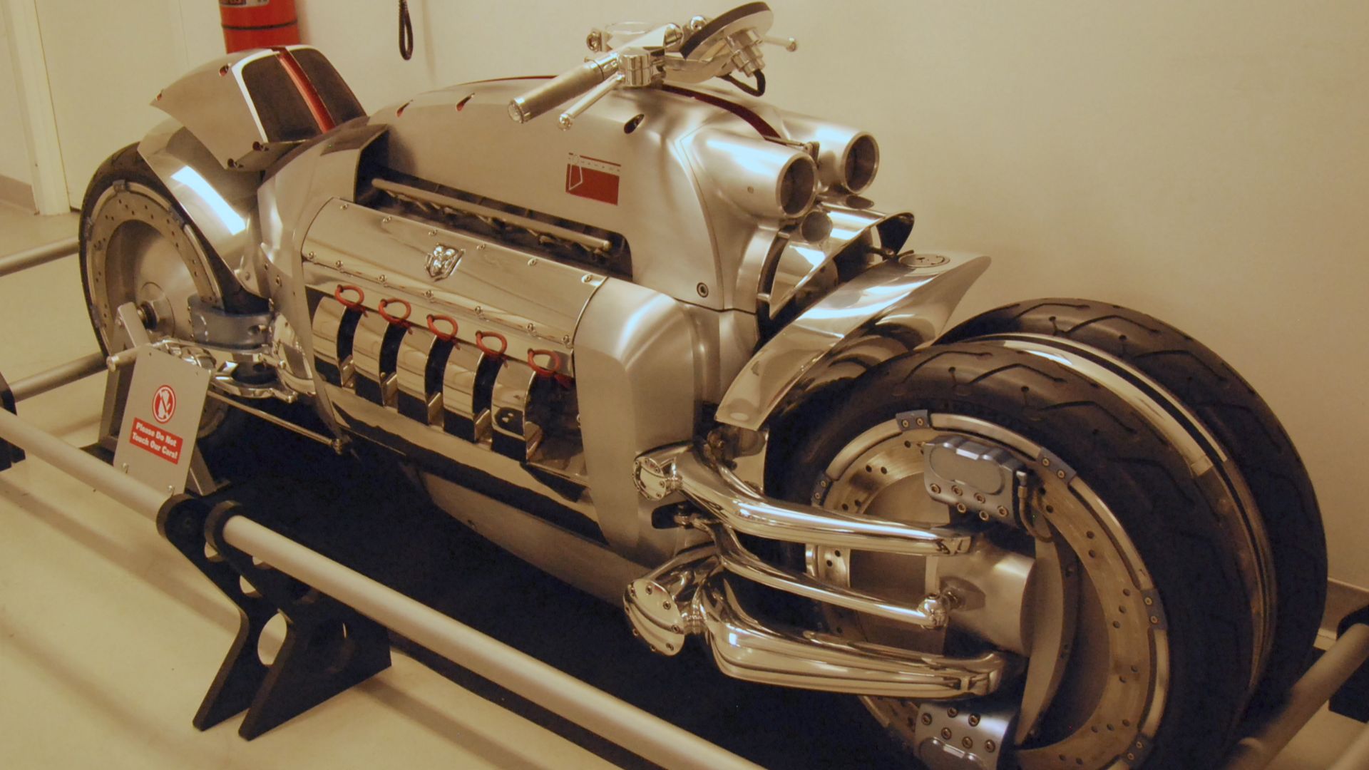 File:Hemi powered motorcycle -- Walter P Chrysler Museum 10-23-2010 148 N.jpg