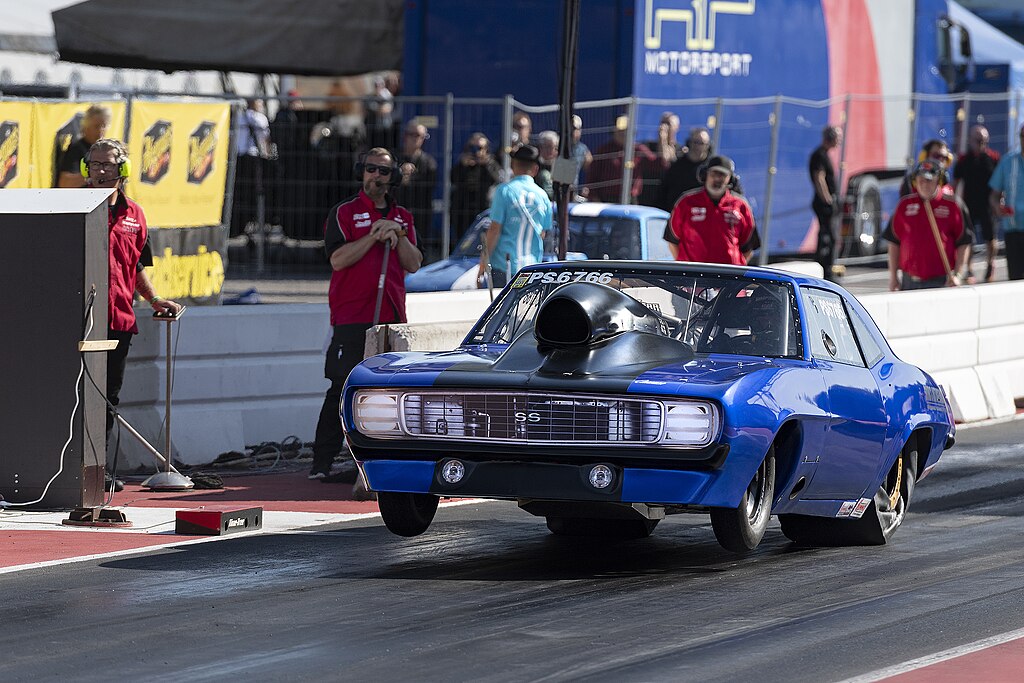 Chevrolet Camaro drag race