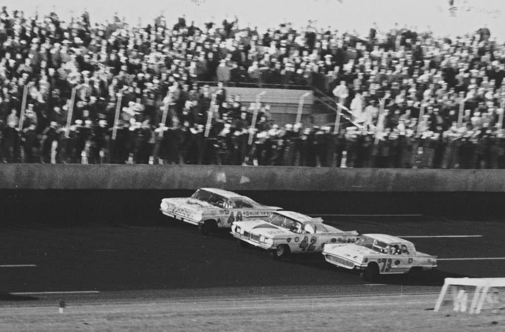 Winner Lee Petty (No. 42) edges his Oldsmobile past the Ford Thunderbird of Johnny Beauchamp (No. 73)