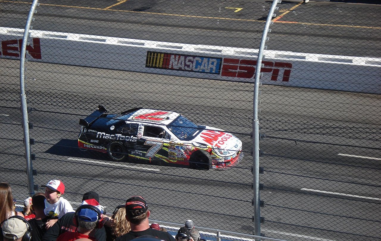 Robby Gordon racing at Martinsville Speedway