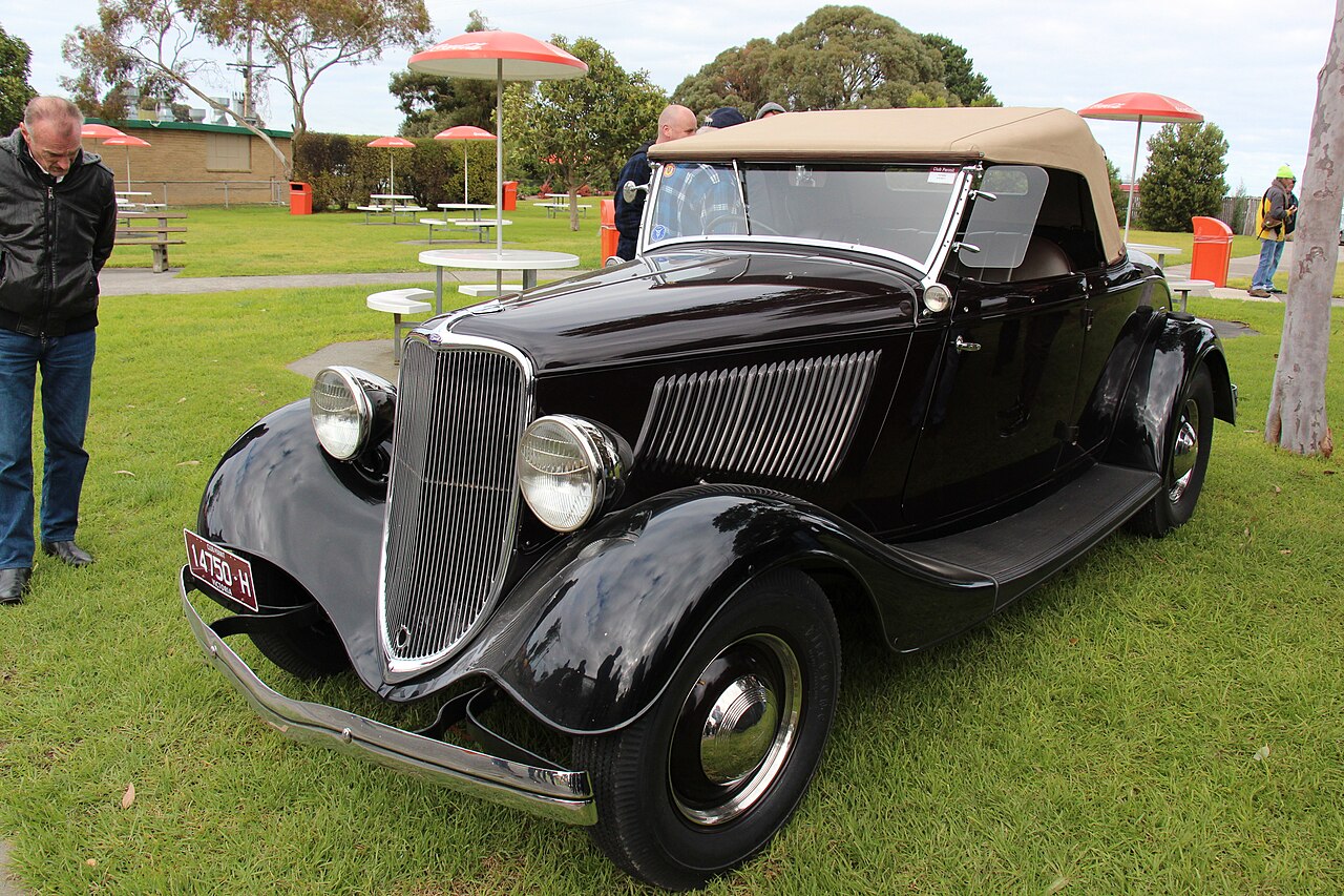 1933 Ford Model 18 Deluxe Roadster