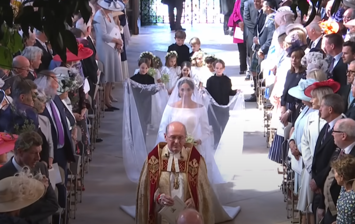 Beautiful Meghan Markle arrives in exquisite wedding dress