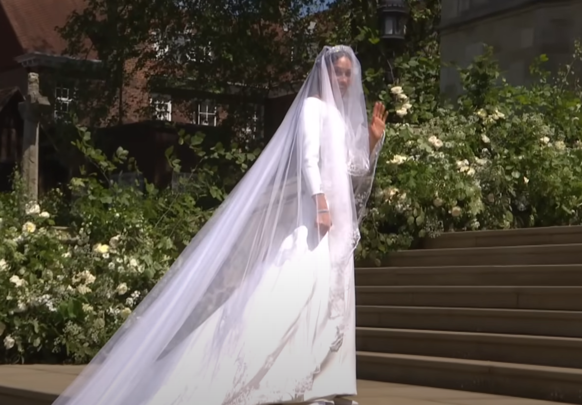 Beautiful Meghan Markle arrives in exquisite wedding dress
