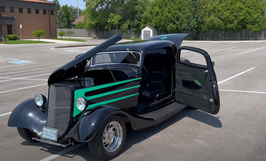 1933 Ford Hot Rod on a parking lot