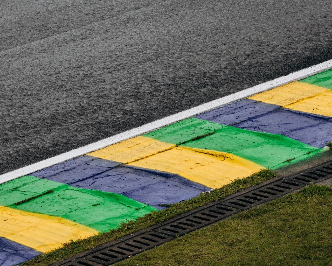 F1 track markings