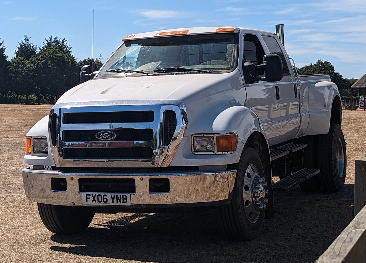 Front view of 2006 White Ford F-650