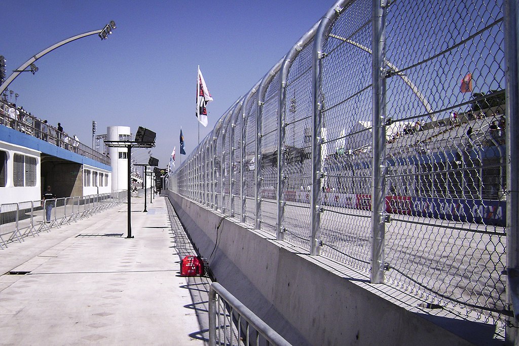 Catch fence of the circuit