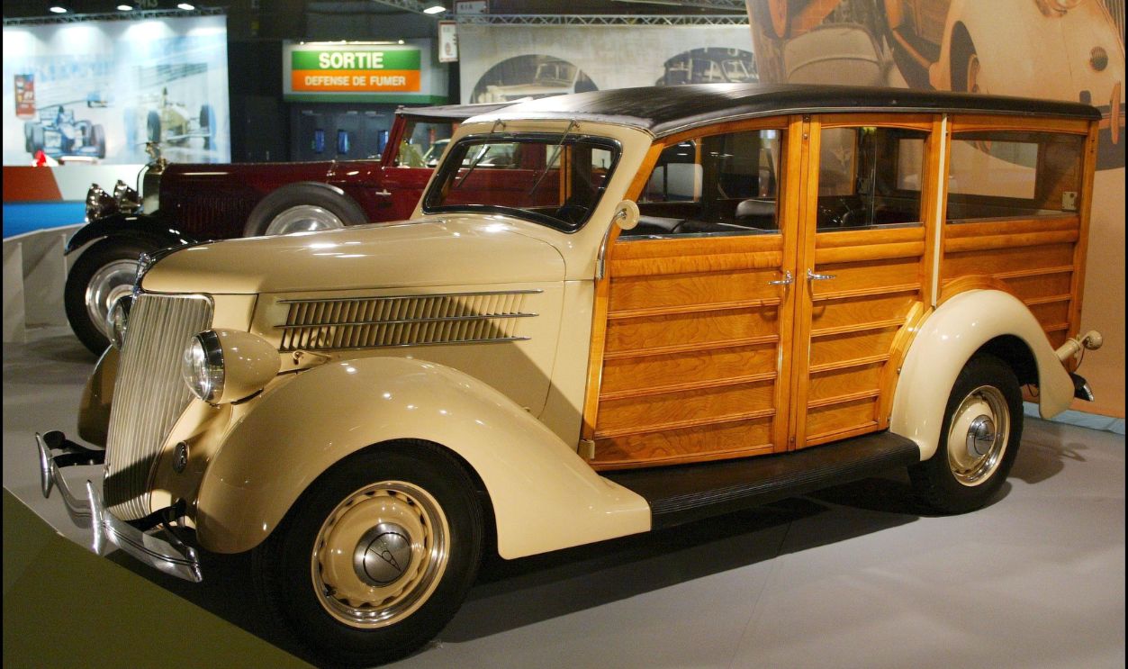 FRANCE - SEPTEMBER 26: Prince Rainier's car collection at the 2002 Paris auto show In Paris, France On September 26, 2002 - Ford V8 1934.