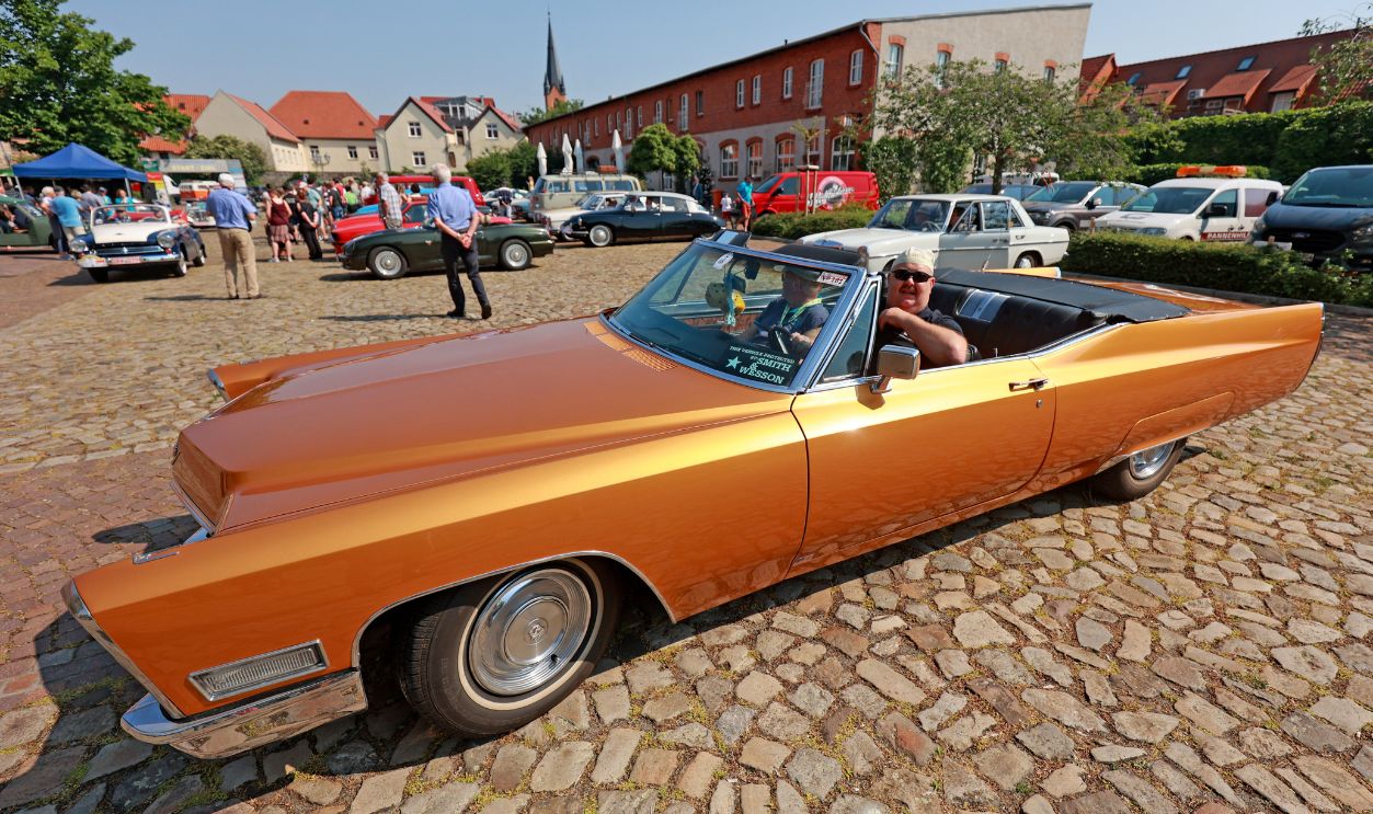 10 June 2023, Saxony-Anhalt, Wolmirstedt: Torsten Parschat competes in his 1968 Cadillac Deville at the 13th Ohre Classic. 110 participants take part in the classic car meeting with their cars. From the starting point at the Schlossdomäne Wolmirstedt, classic car fans will drive through the north of Saxony-Anhalt this year. Photo: Peter Gercke/dpa