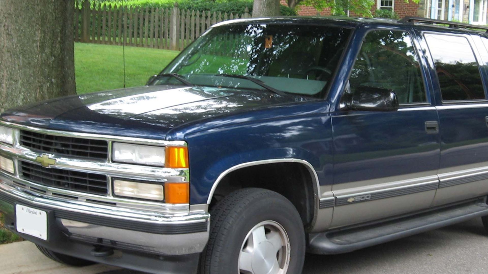 File:Chevrolet Suburban GMT400.jpg