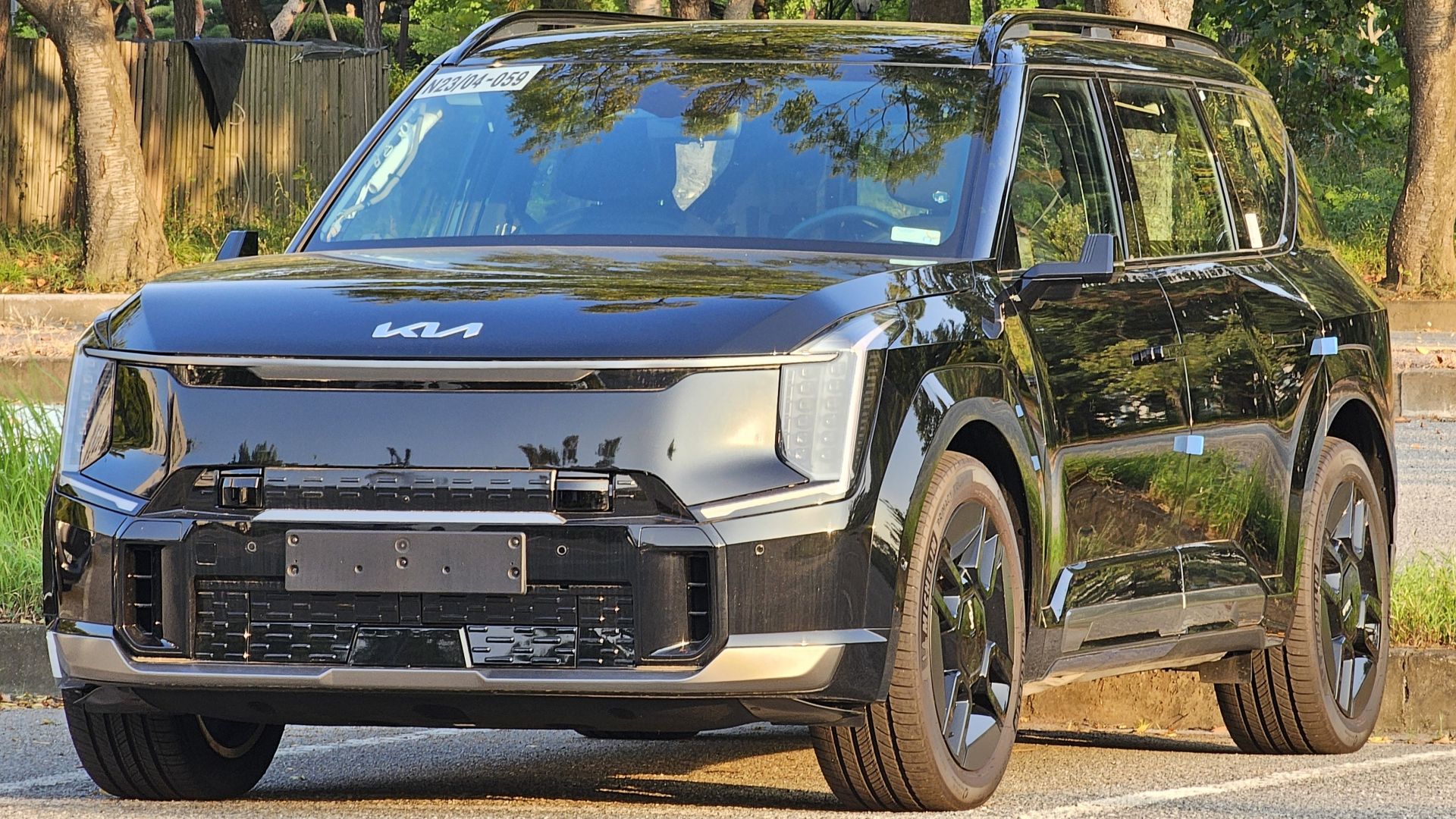 File:Kia EV9 GT-Line MV1 Aurora Black Pearl Test Vehicle (9).jpg