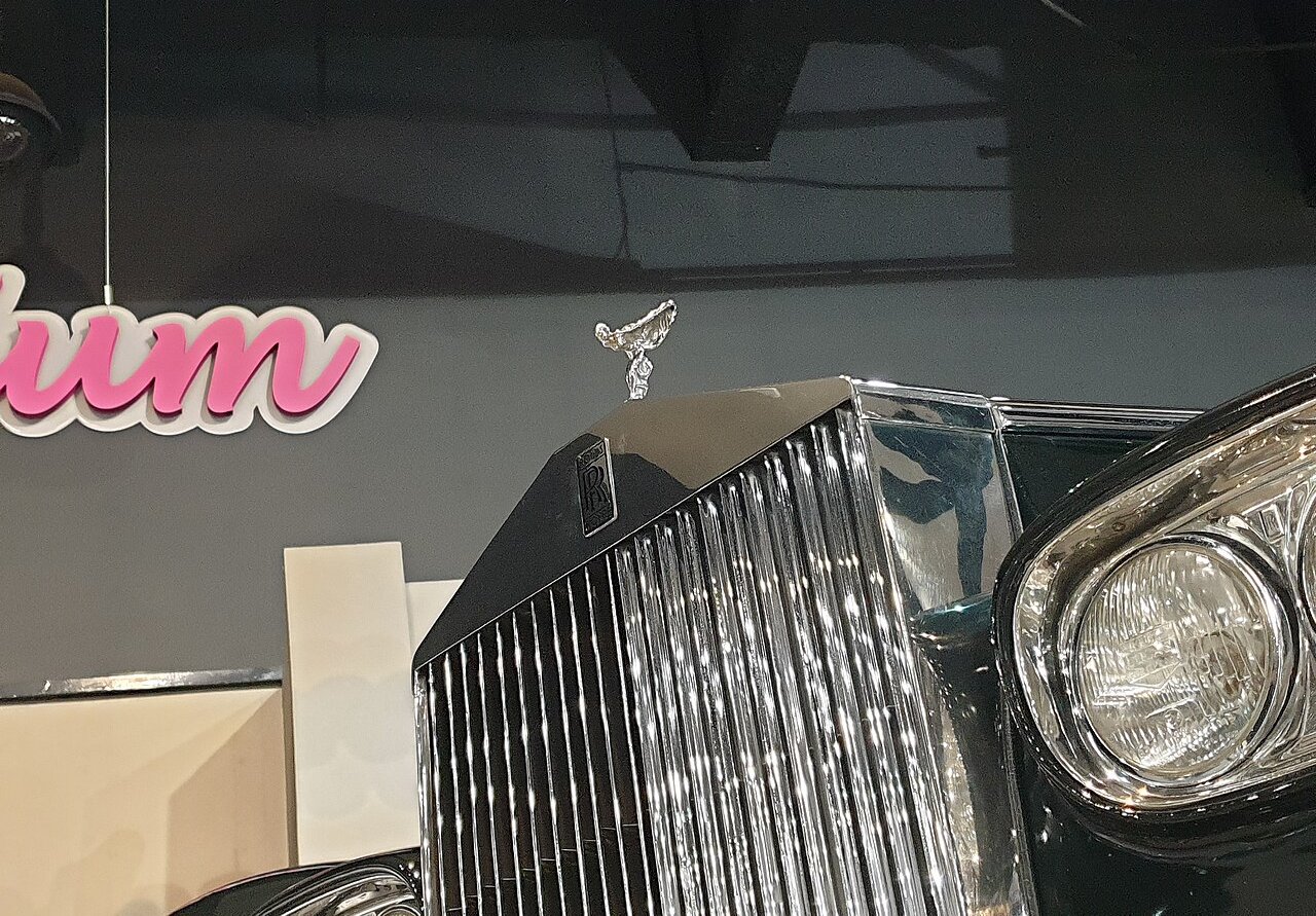 Black 1969 Rolls-Royce Phantom VI sedan.