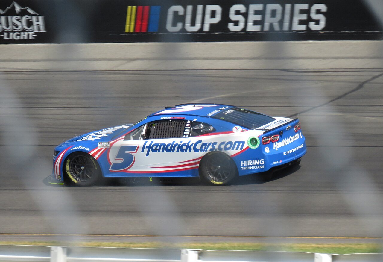 Kyle Larson competing in the 2022 M&M's Fan Appreciation 400