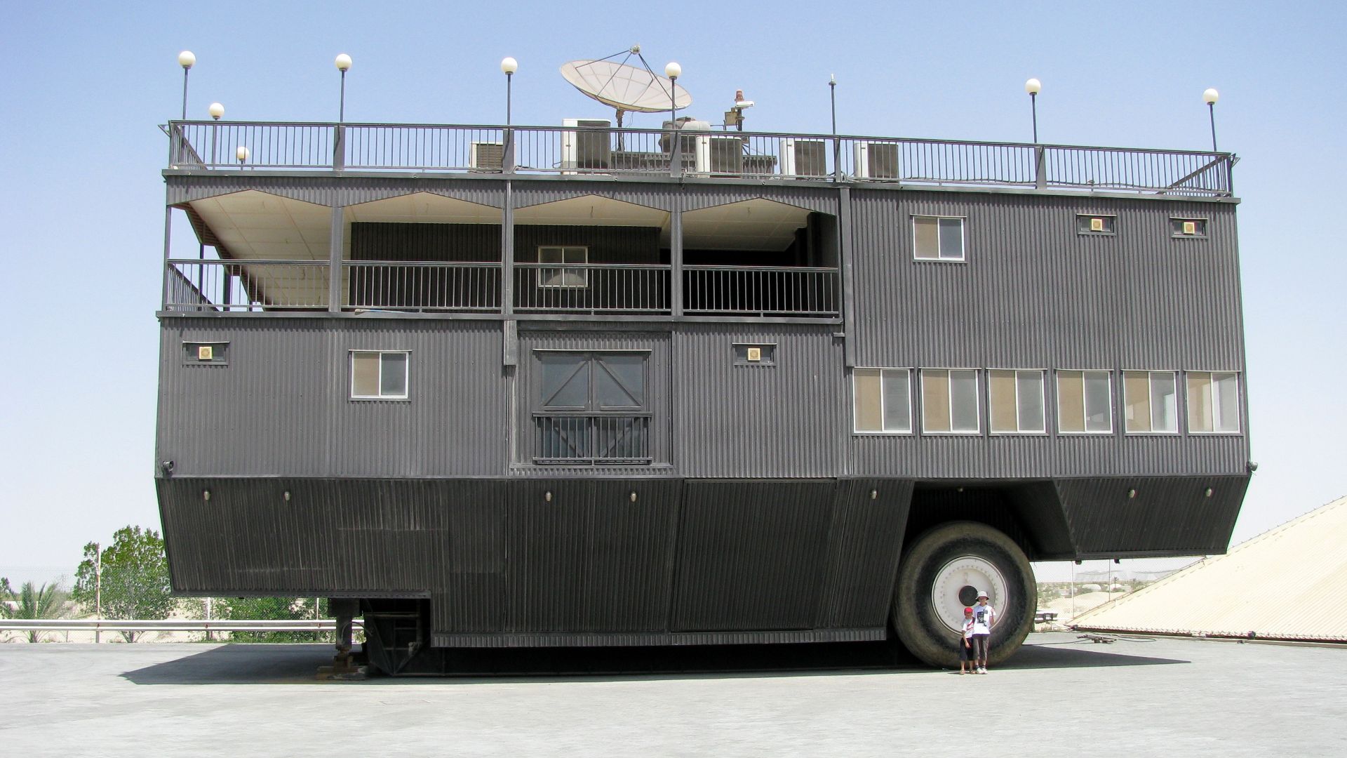 File:World's largest caravan.jpg