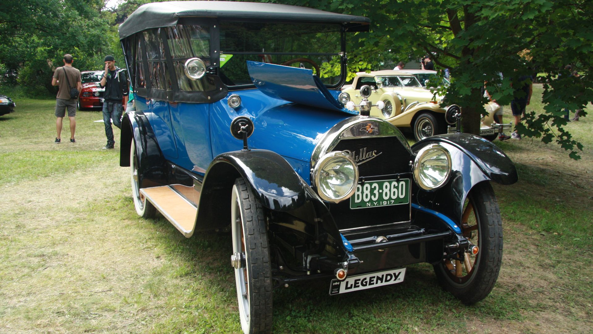 File:Cadillac Suburban at Legendy 2014.JPG