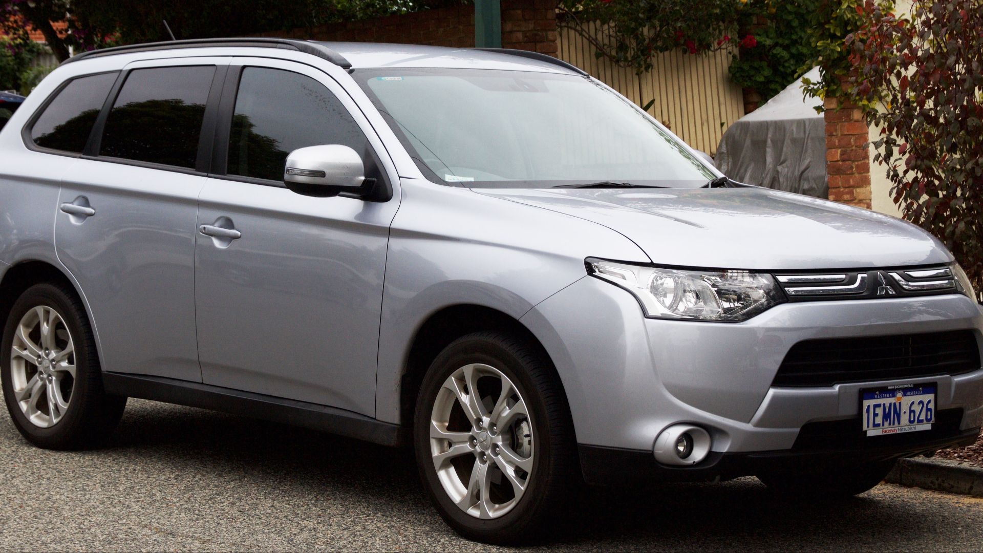 File:2014 Mitsubishi Outlander (ZJ MY14) LS 2WD wagon (2016-07-07) 01.jpg