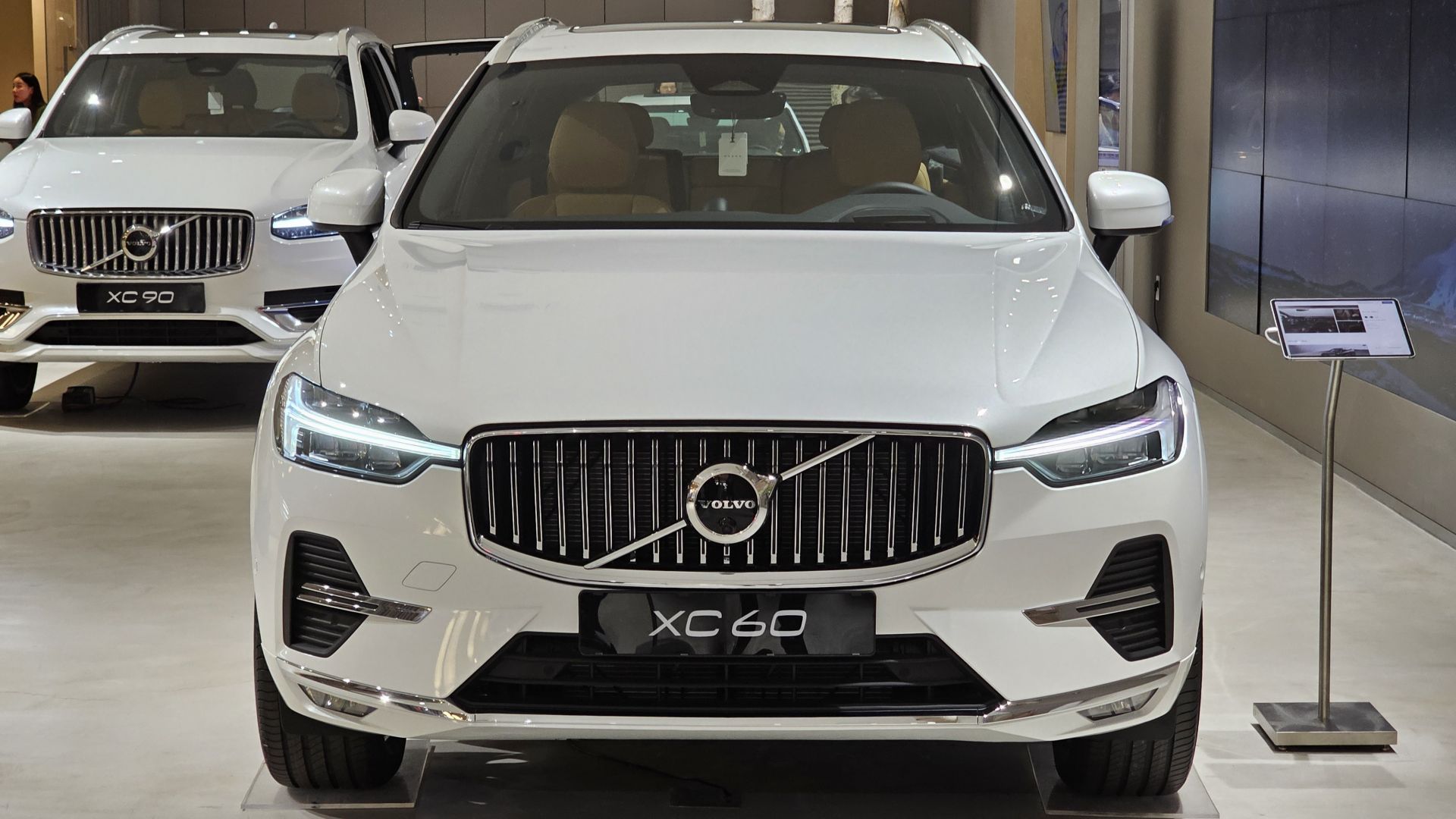 File:Volvo XC60 B5 AWD Ultra SPA FL Crystal White (1).jpg