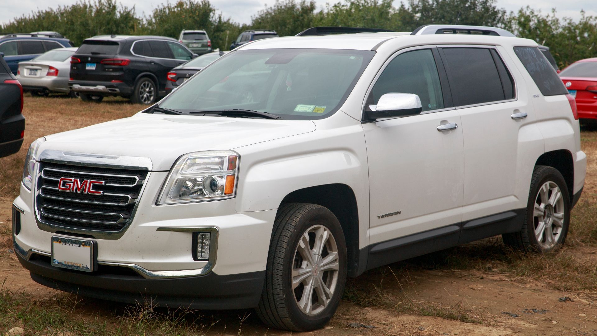 File:2017 GMC Terrain SLT AWD in Summit White, front left.jpg