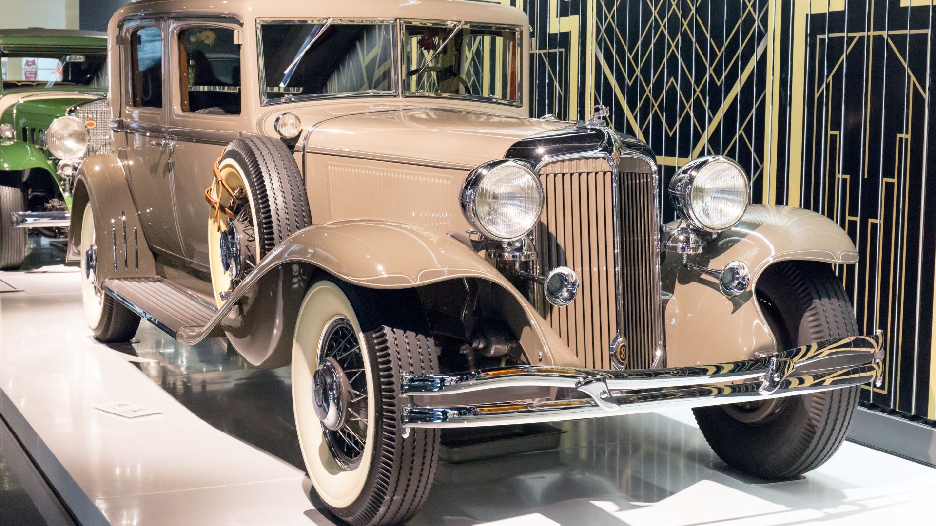 File:Chrysler Imperial CG front-right 2016 Shanghai Auto Museum.jpg