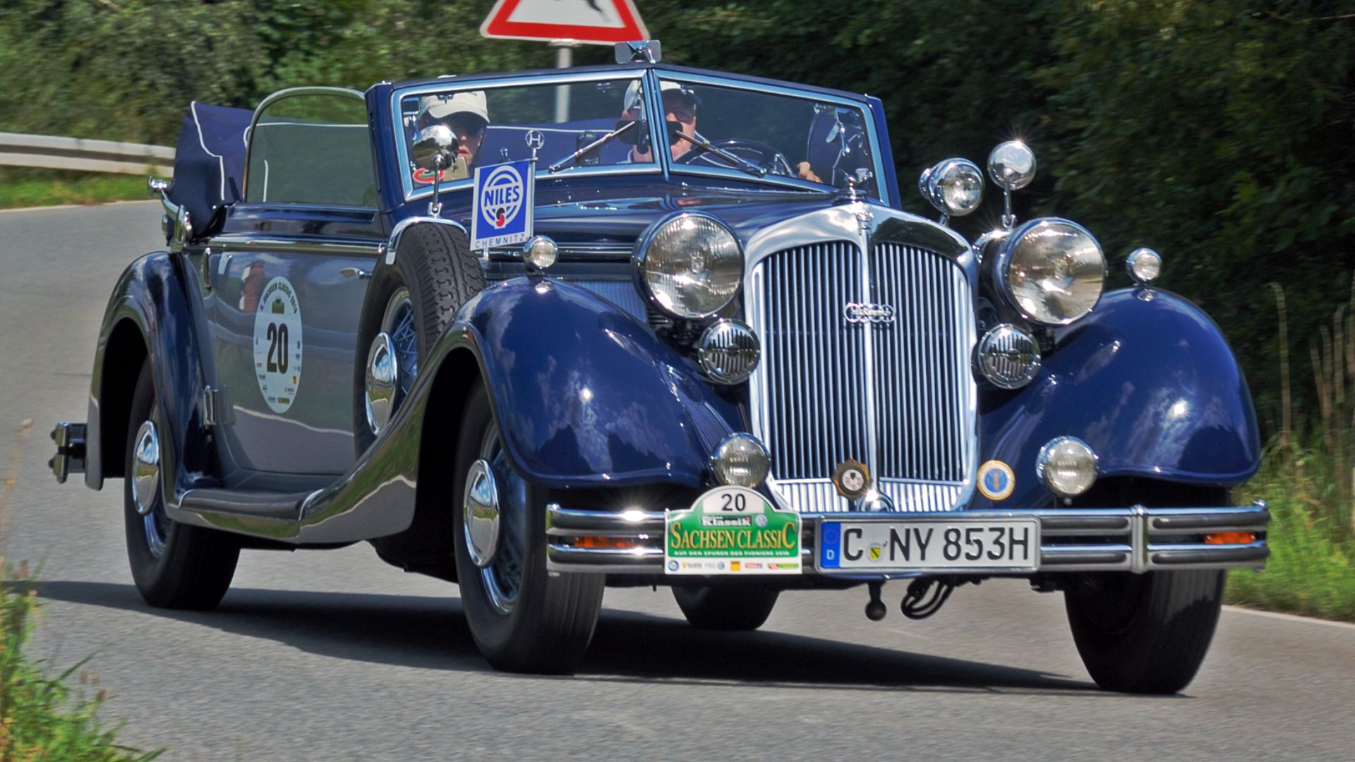 File:Saxony Classic Rallye 2010 - Horch 853 1937 (aka).jpg