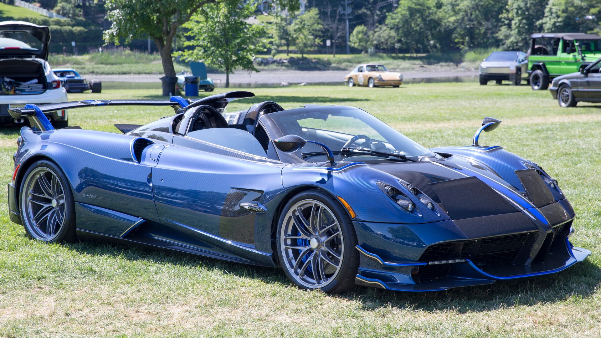 File:2020 Pagani Huayra Roadster BC in Blue and Carbon Fibre, front right (Greenwich 2024).jpg