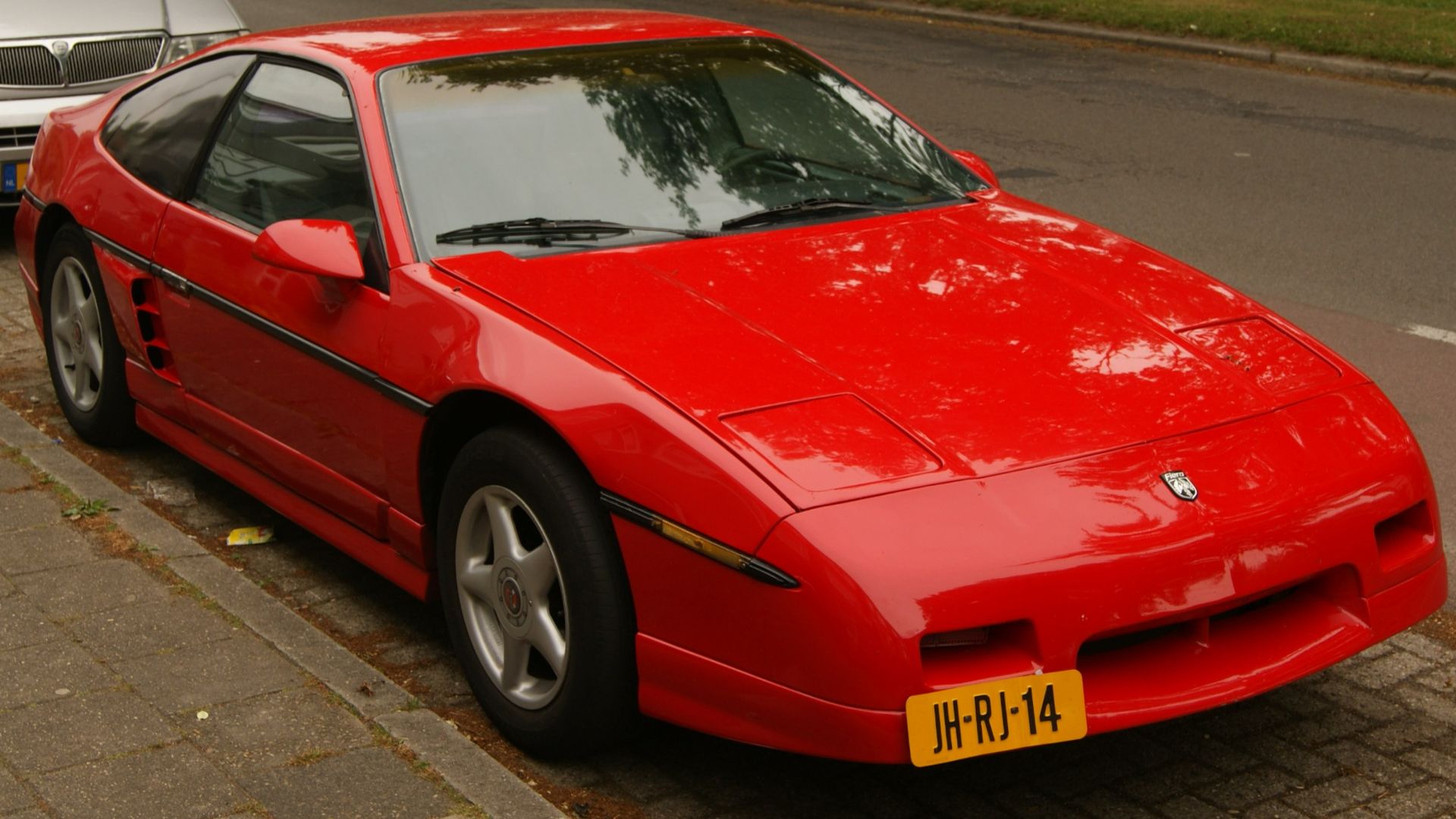 File:1987 Pontiac Fiero GT (9034377678).jpg