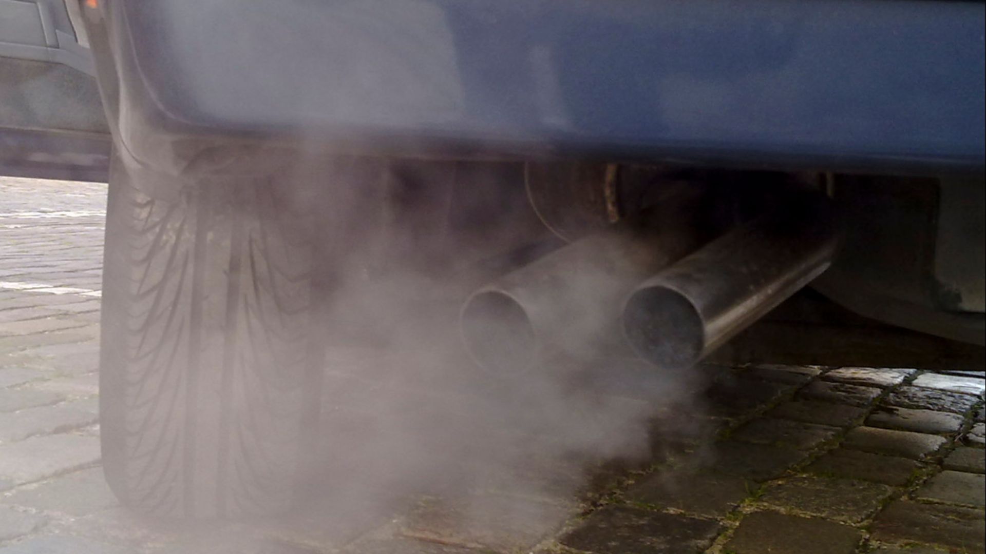 File:Automobile exhaust gas.jpg