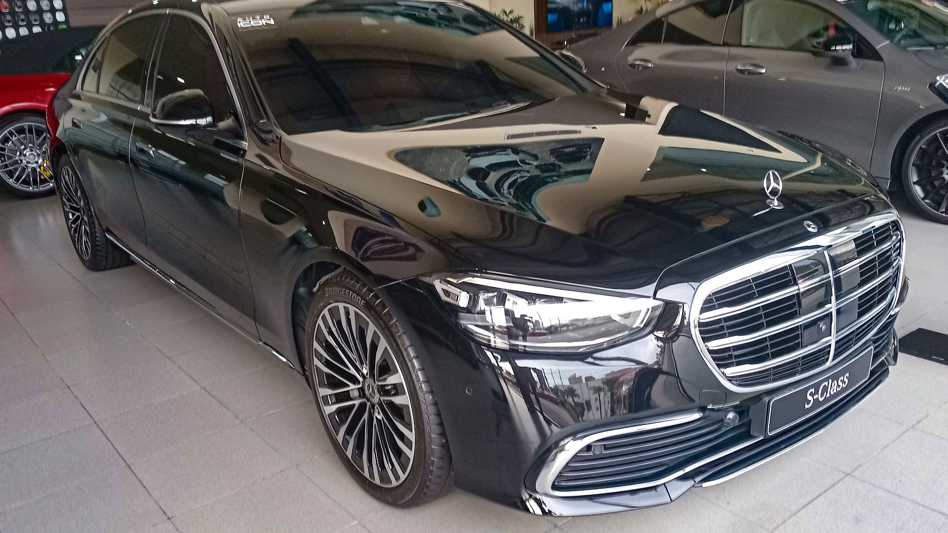 File:2024 Mercedes-Benz V223 S450 4MATIC in Onyx Black, front right, 06-26-2024.jpg