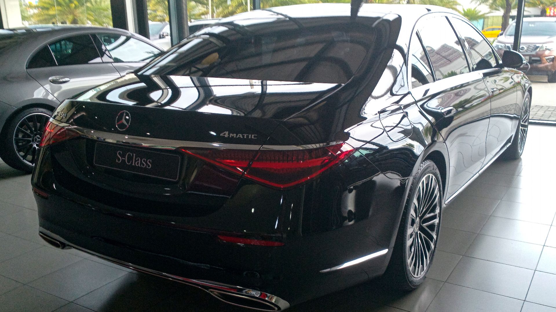 File:2024 Mercedes-Benz V223 S450 4MATIC in Onyx Black, rear right, 06-26-2024.jpg