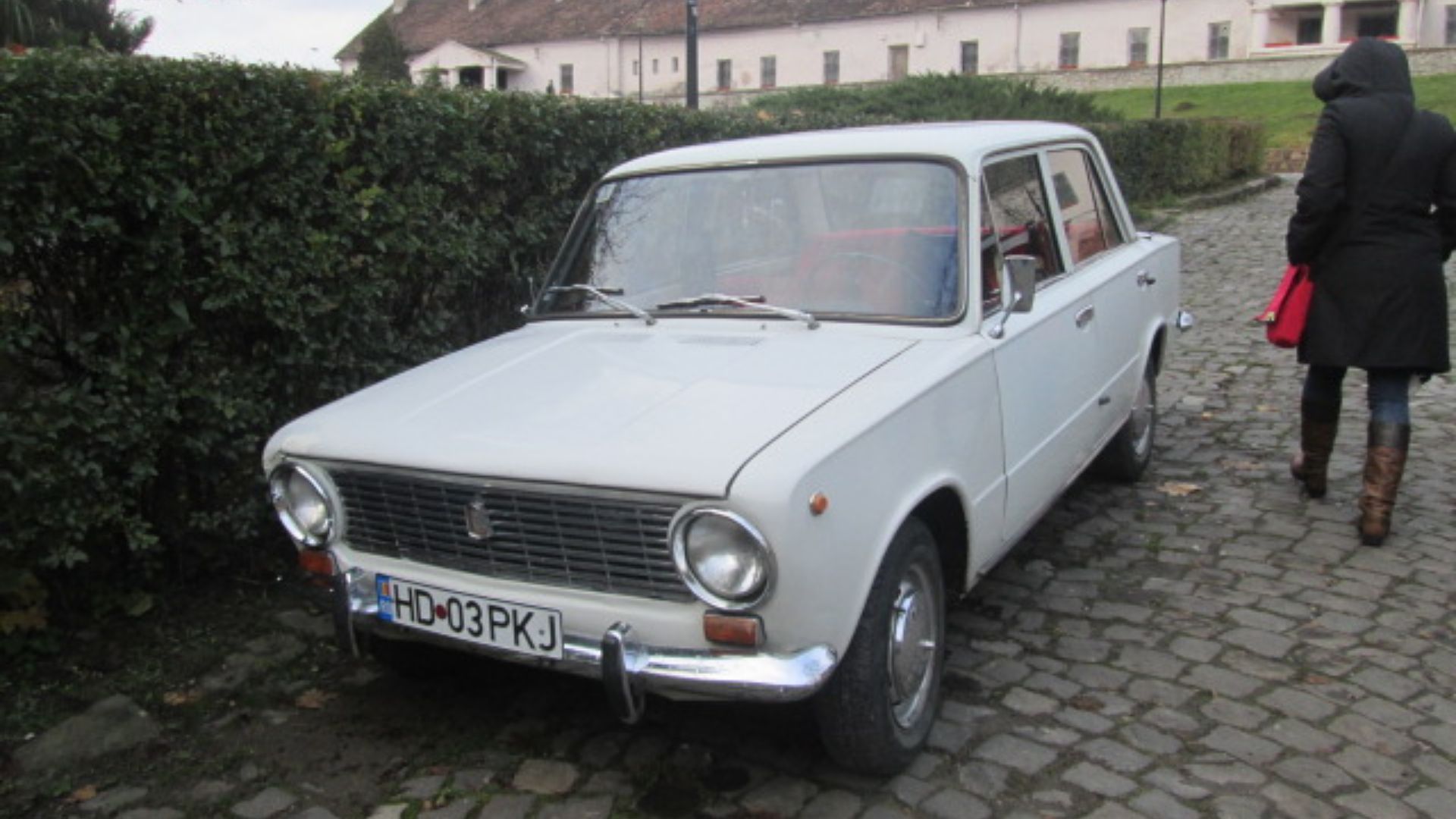 File:Lada VAZ 2101 in Hunedoara, Romania.JPG