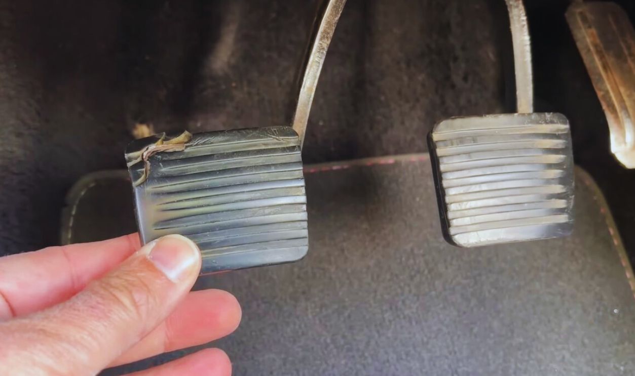 Changing the pedal rubbers 