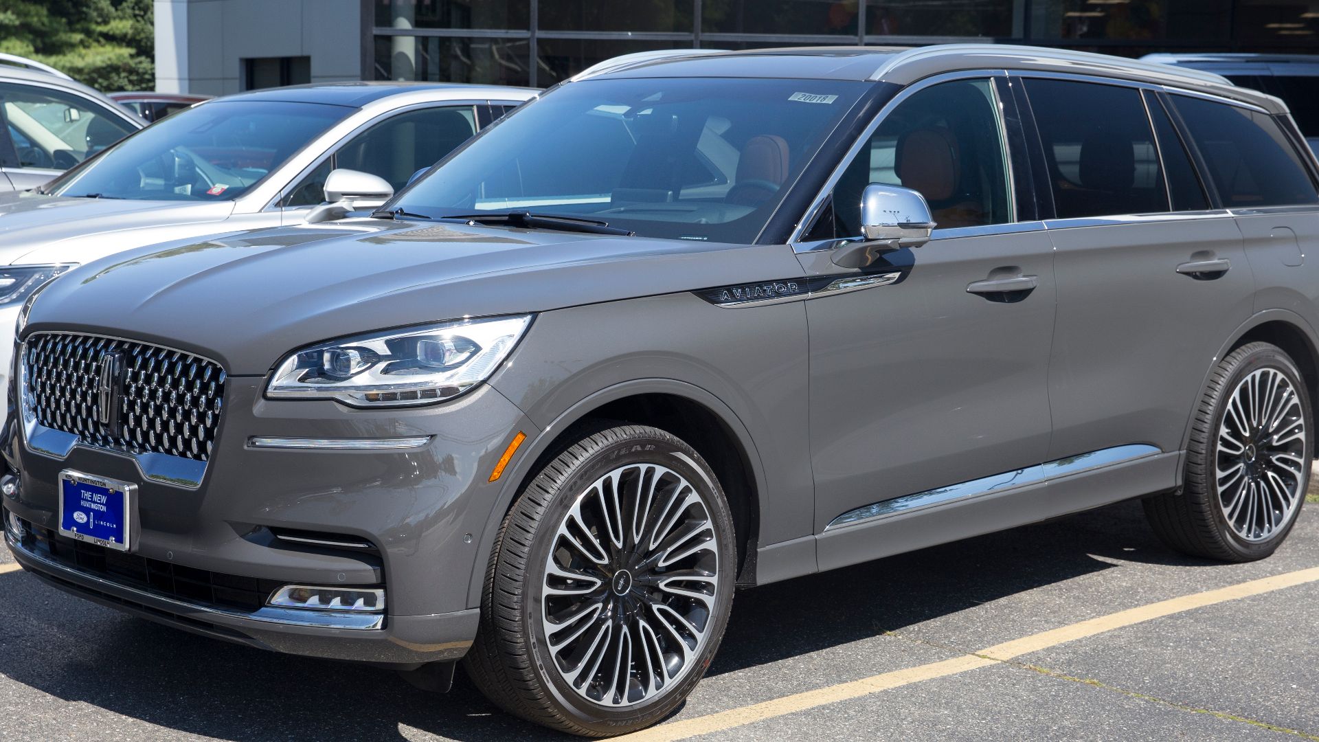 File:2020 Lincoln Aviator Black Label in Chroma Caviar Dark Grey, front left.jpg